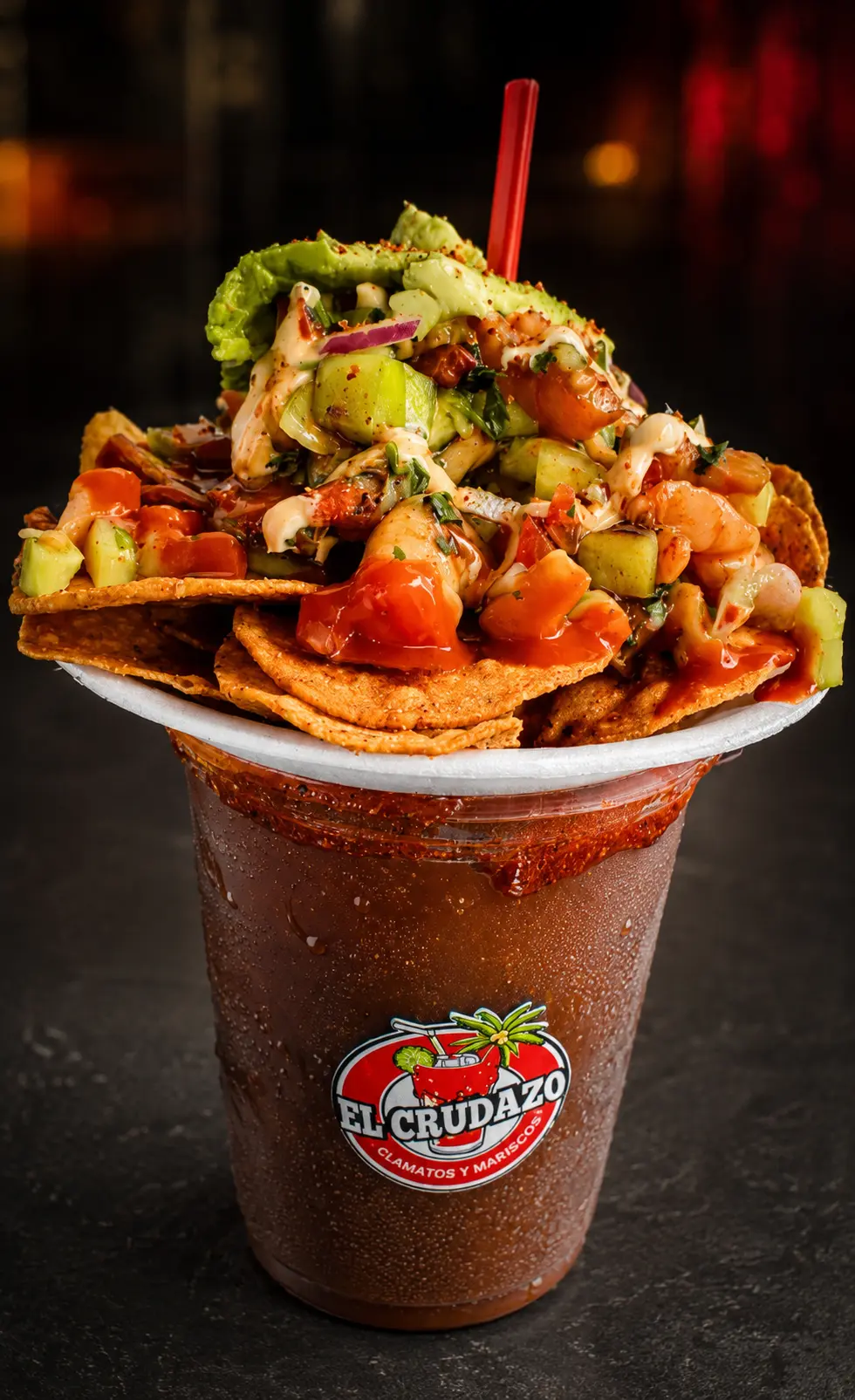 Tosticeviche de camarón: totopos, camarón, aguacate y clamato picante